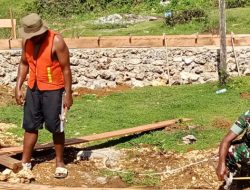 Babinsa Biak Utara Turun Tangan, Gotong Royong Bangun Asrama Pelajar SMAN 1