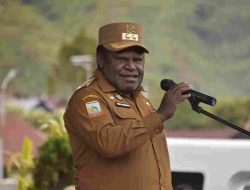 Mus Kogoya Serahkan Ambulans ke Puncak Jaya