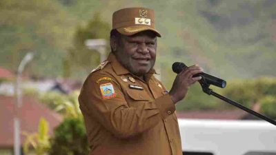 Mus Kogoya Serahkan Ambulans ke Puncak Jaya